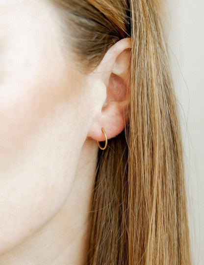 Huggie Infinity Hoop Earrings - Ava Gold 8mm